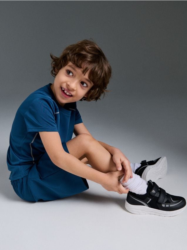 Sinsay - Sneakers ușori din plasă cu elemente reflectorizante - negru