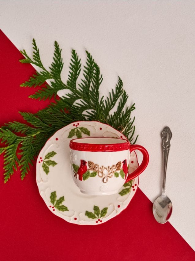 Sinsay - Vianočný keramický šálka s podšálkou s motívom kardinálov - biela