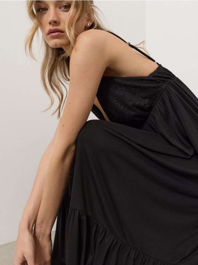 Sinsay - Rochie midi cu efect în trepte din vâscoză - negru