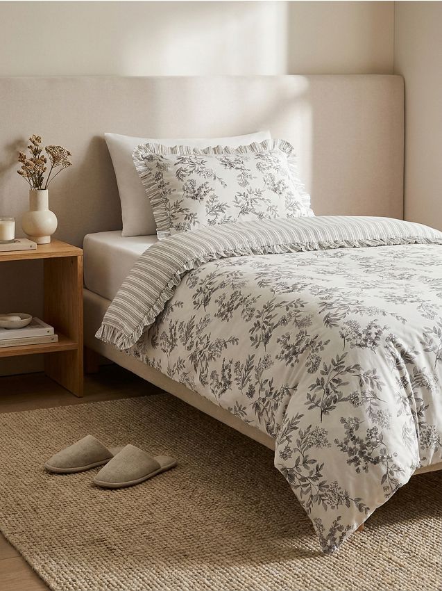 Sinsay - Set de lenjerie de pat cu volane și motiv floral - crem