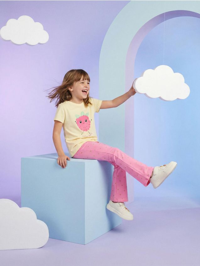 Sinsay - Bawełniane spodnie dresowe flare z motywem truskawek - wielobarwny