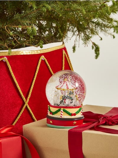 Weihnachts-Schneekugel mit einer Karussellszene