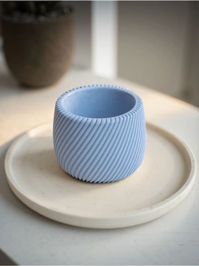 Doniczka w ozdobne żłobione paski