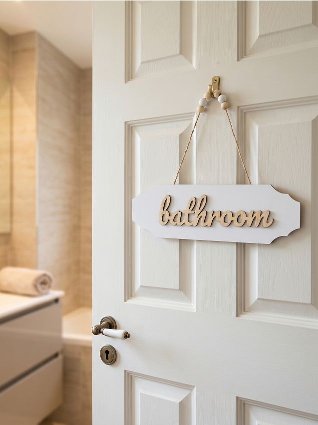 Sinsay - Decorațiune suspendată pentru ușă cu inscripția Bathroom - alb