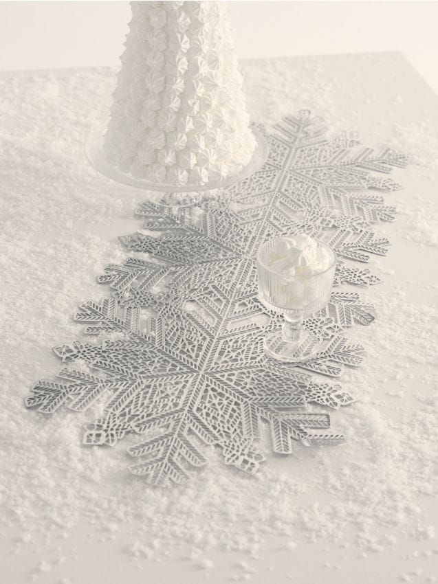 Sinsay - Obrusový bežec v tvare snehových vločiek so zimným motívom - strieborná