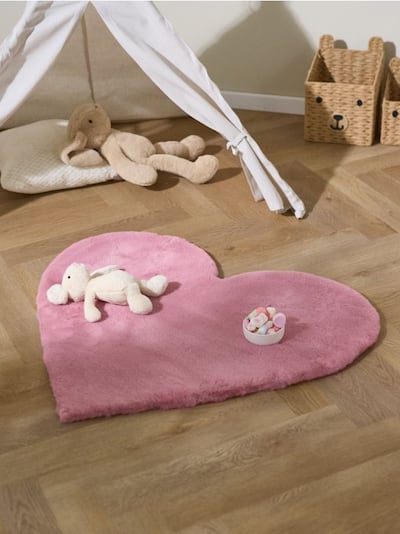 Koberec s umělou kožešinou