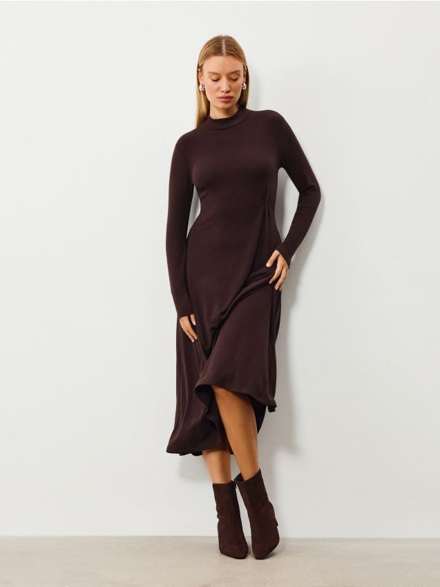 Sinsay - Rochie midi tricotată cu guler înalt - maro-închis