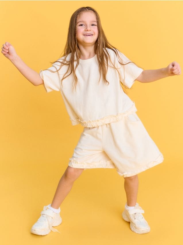 Sinsay - Pantaloni scurți din frotir cu volane decorative - crem