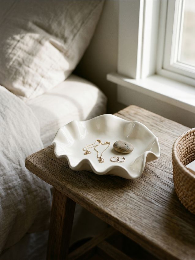 Sinsay - Tavă decorativă din ceramică cu margine ondulată - alb