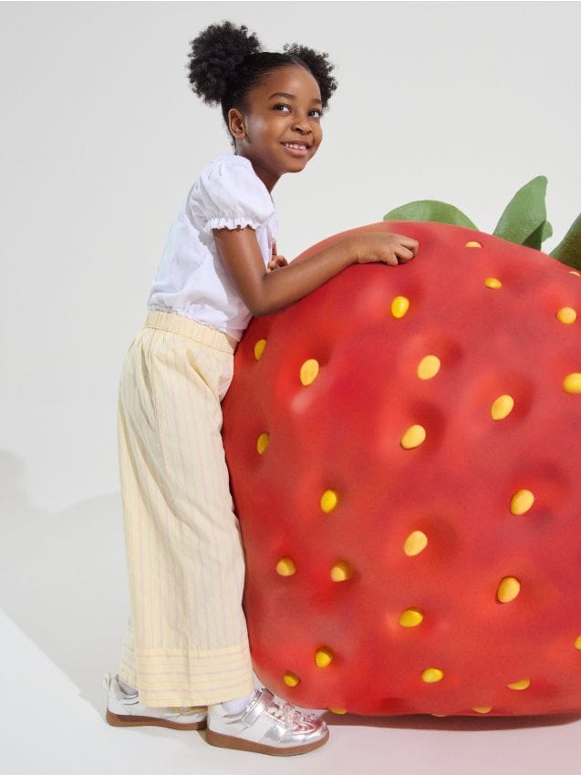 Sinsay - Pantaloni din bumbac cu dungi și margine de dantelă - galben-deschis