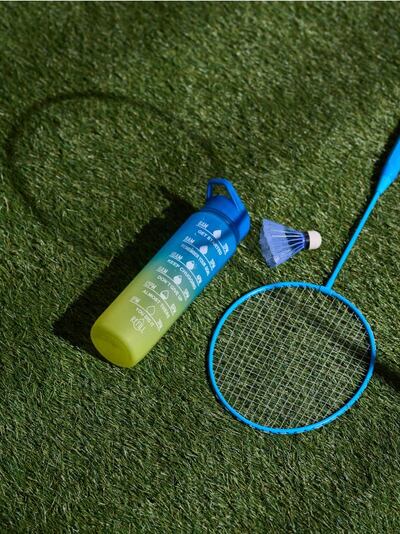 Láhev s motivačním měřítkem