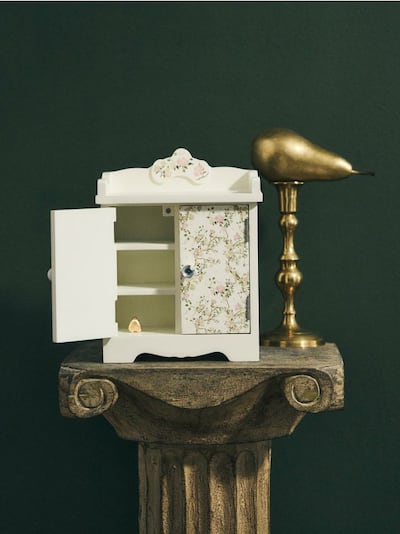 Dekoracyjna szkatułka z półkami i drzwiczkami