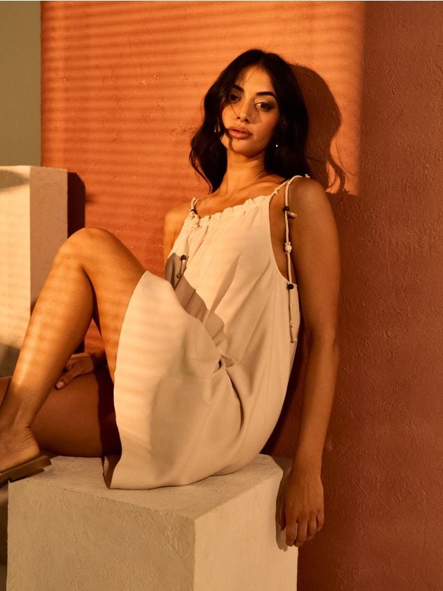 Sinsay - Rochie mini lejeră cu mărgele decorative, din viscoză - nude