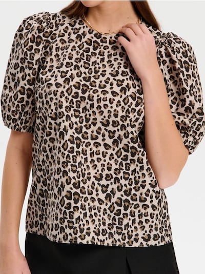 Блузка з об’ємними рукавами