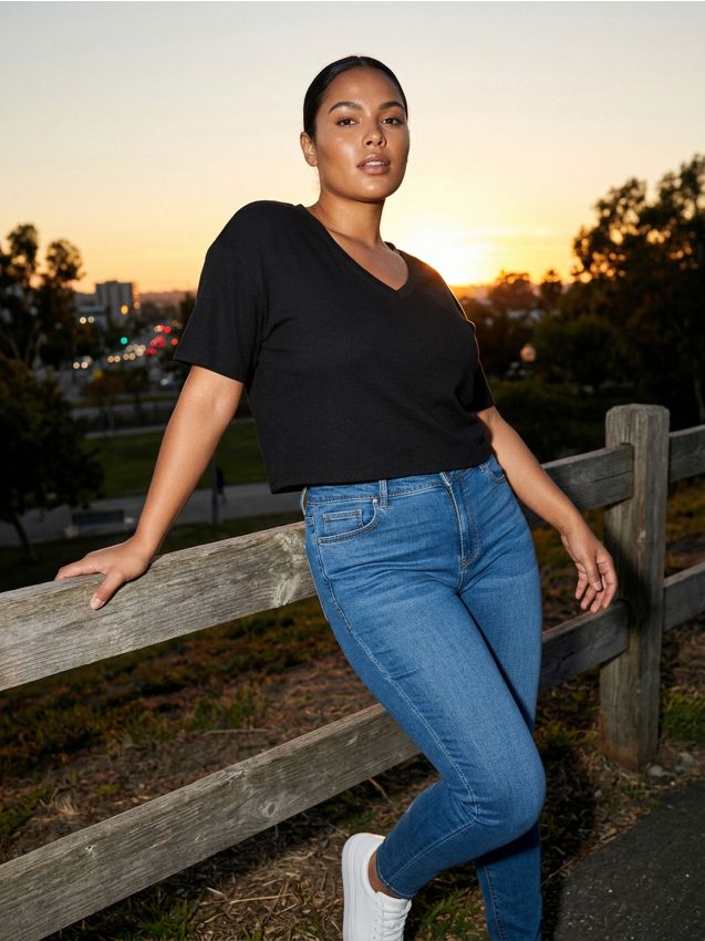 Sinsay - Bawełniana koszulka z dekoltem V Plus Size - czarny