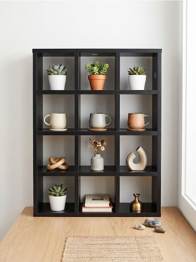 Police se čtvercovými přihrádkami