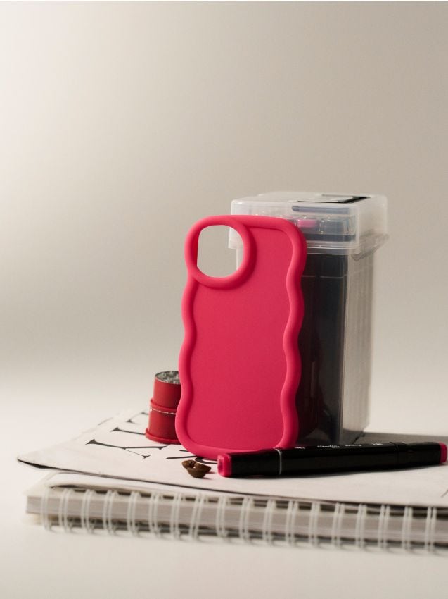 Sinsay - Husă simplă pentru iPhone 15 cu margine ondulată - roz-aprins