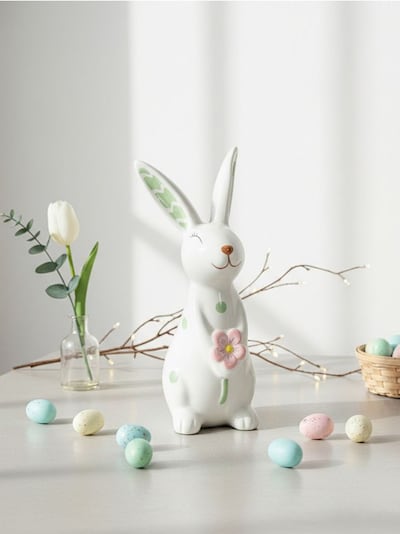 Великденска стояща декорация във формата на заек с цвете