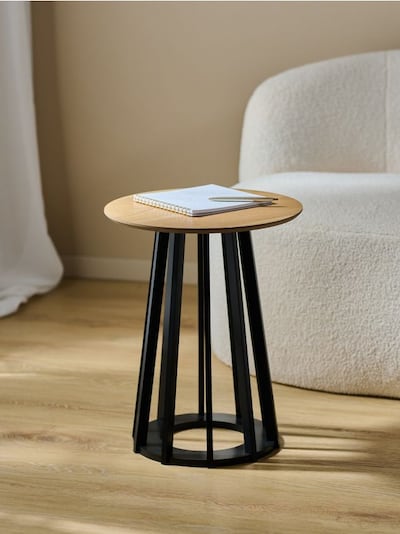 Столик з круглою стільницею