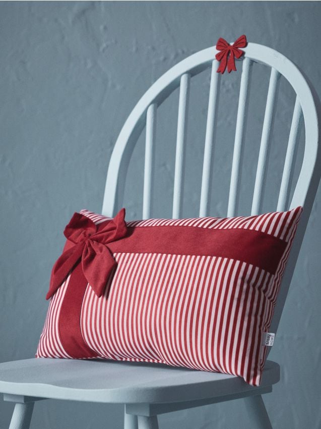 Sinsay - Pernă decorativă de Crăciun cu dungi și fundă decorativă - roșu
