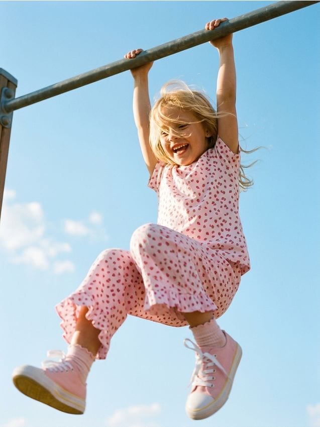 Sinsay - Pantaloni din țesătură cu model de căpșuni și volan - multicolor