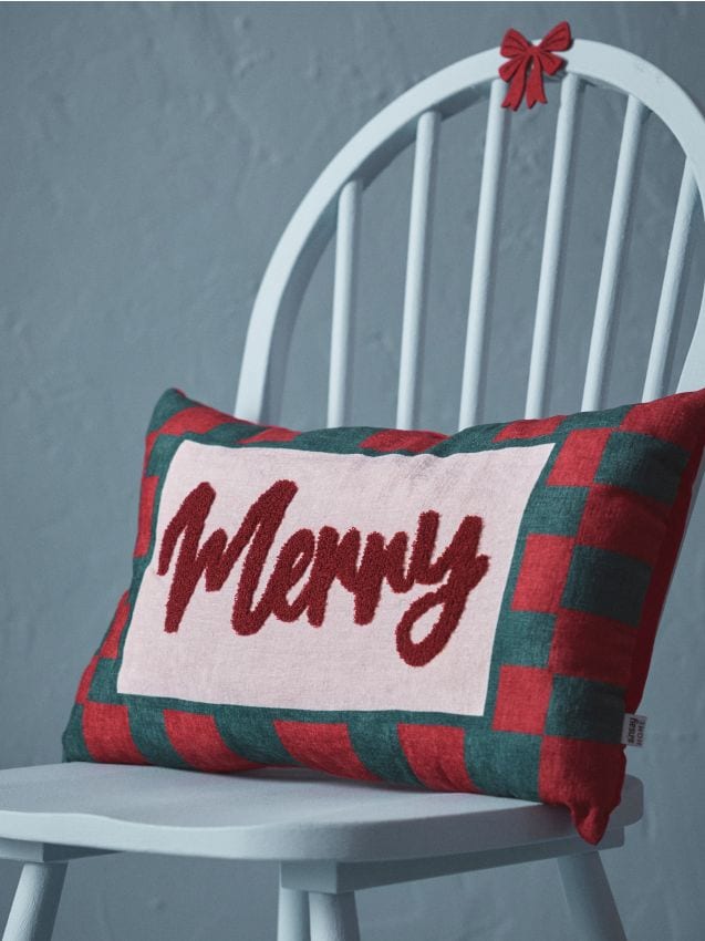 Sinsay - Božićni ukrasni jastuk s reljefnim natpisom „Merry“