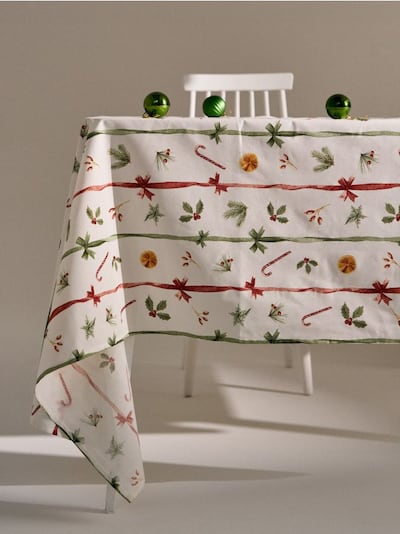 Stolnjak sa božićnim uzorkom