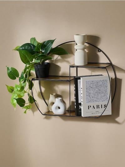 Kovová nástěnná polička