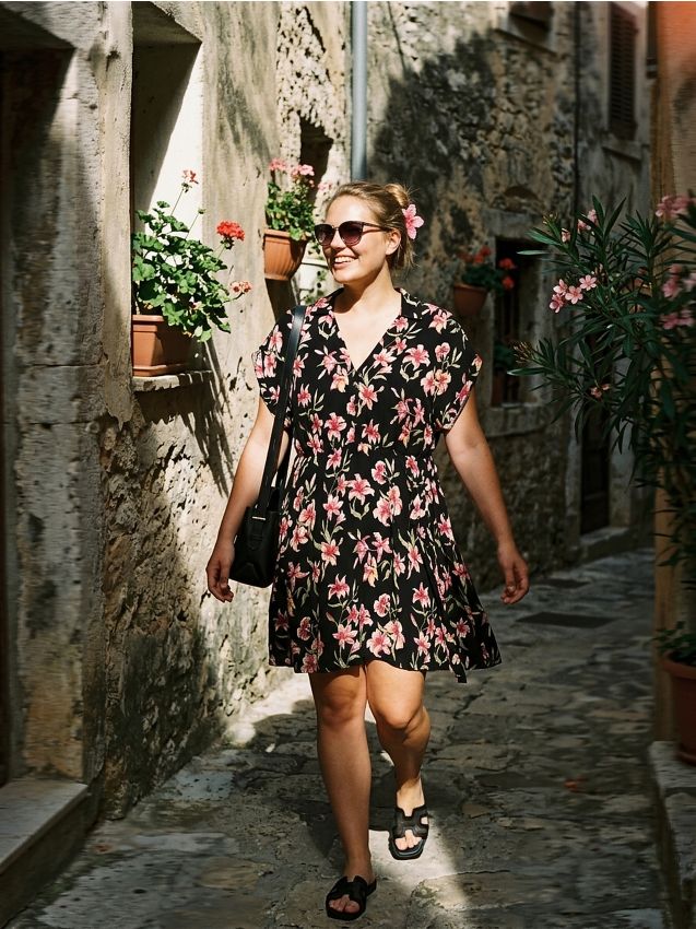Sinsay - Rochie mini din viscoză cu curea cu imprimeu floral - roz-pastel