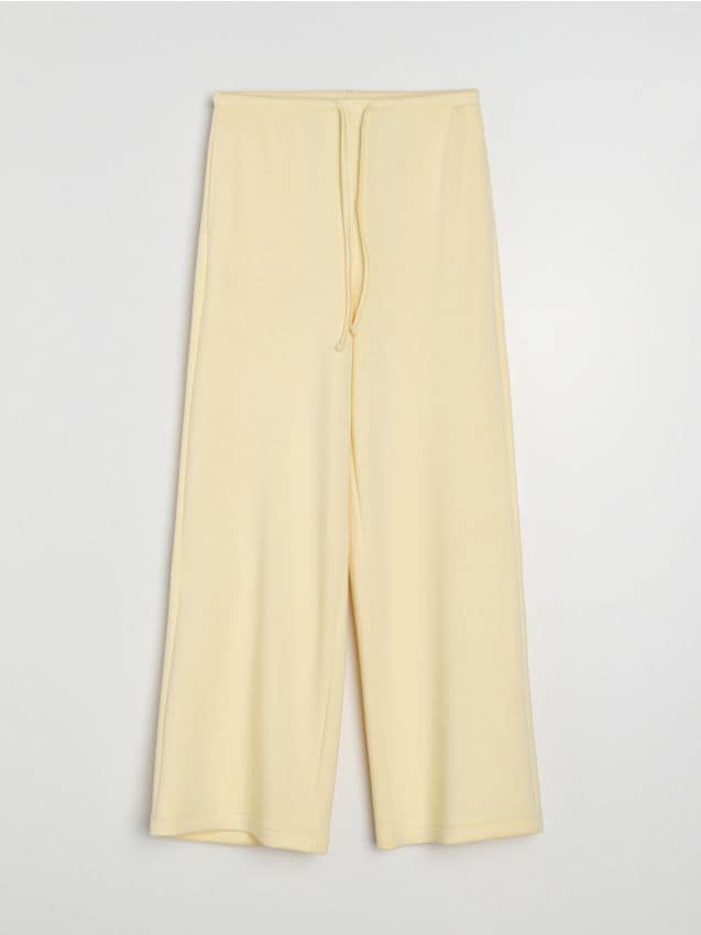 Sinsay - Pantaloni wide leg din tricot moale cu amestec de vâscoză soft touch - galben