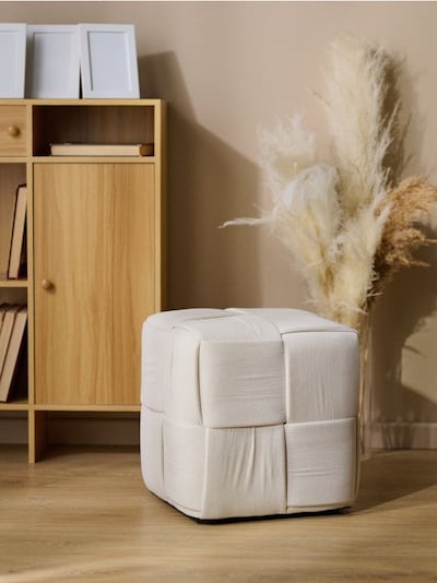 Релефен пуф във форма на куб