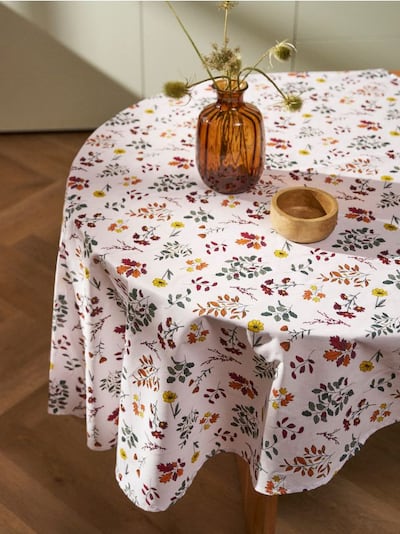 Okrugli stolnjak sa cvetnim uzorkom