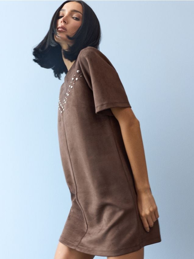 Sinsay - Rochie mini din imitație de piele întoarsă cu ținte - brun-auriu