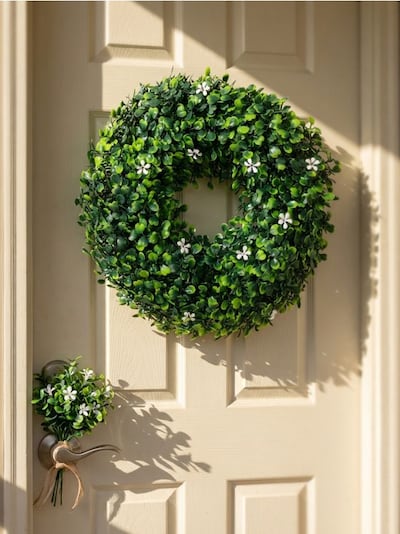 Dekorativni venac sa cvećem