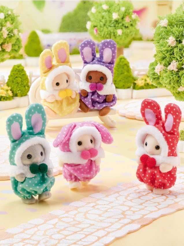 Figurină surpriză Sylvanian Families în costum de iepuraș