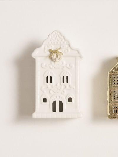 Świecznik z zimowy motywem w kształcie domku