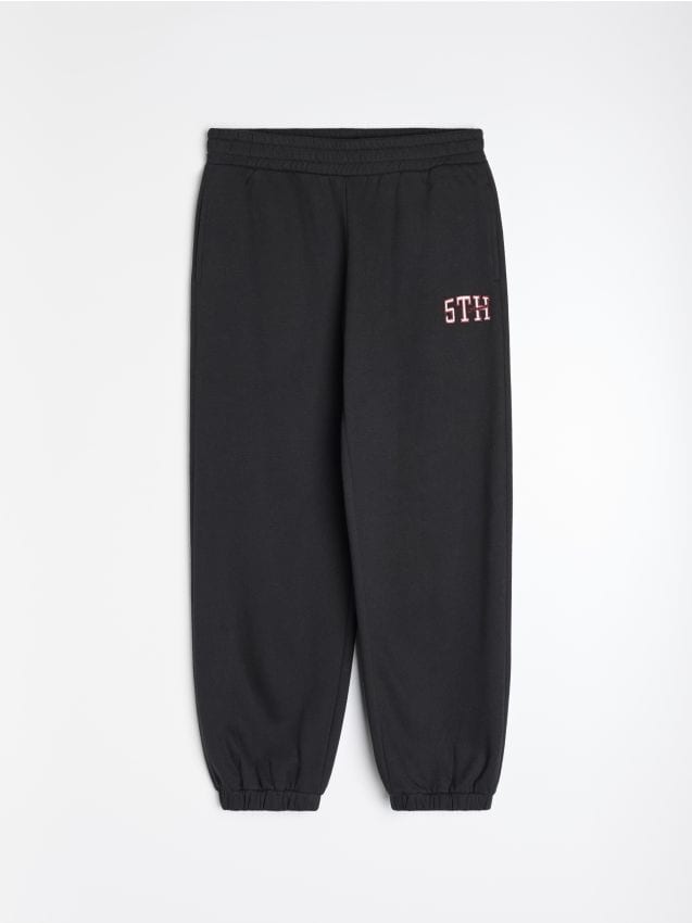 Sinsay - Pantaloni jogger cu broderie 5th Avenue - negru
