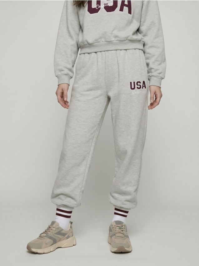 Sinsay - Pantaloni jogger cu broderie USA - gri deschis