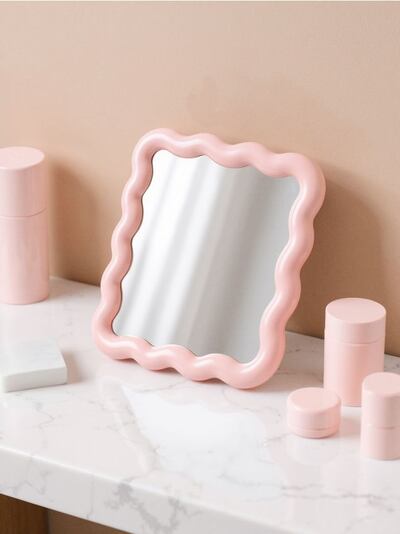 Ogledalo s valovitim okvirom