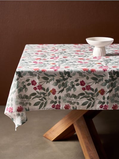 Stolnjak sa cvetnim motivom