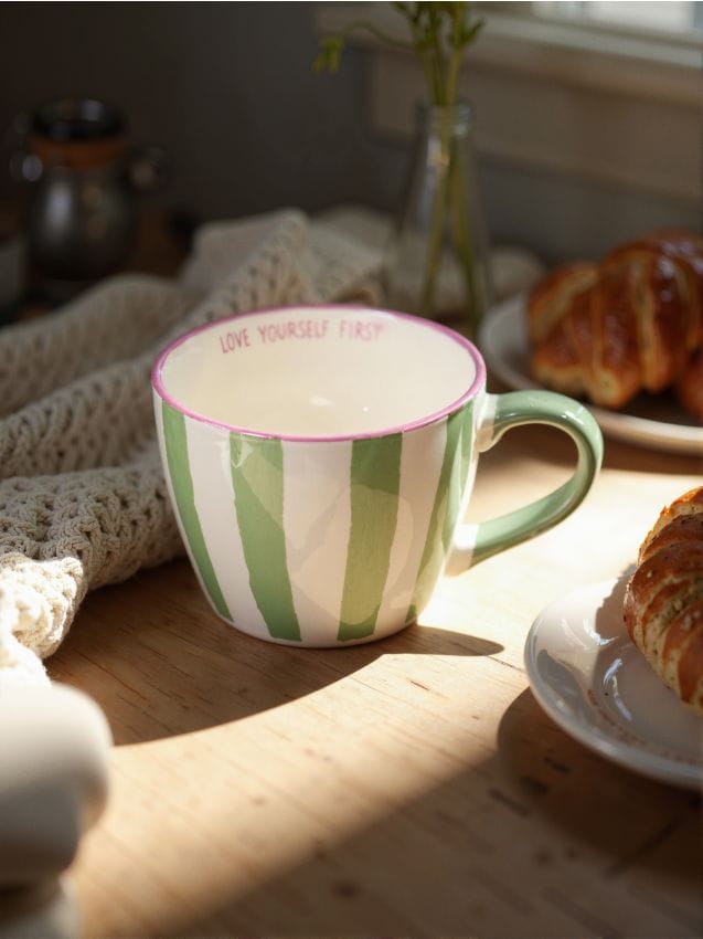 Tasse mit gestreiftem Henkel LOVE YOURSELF FIRST - SINSAY