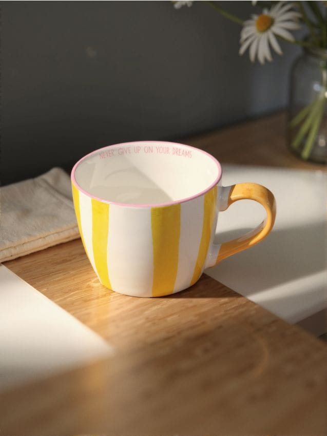Tasse mit gestreiftem Henkel NEVER GIVE UP ON YOUR DREAMS - SINSAY