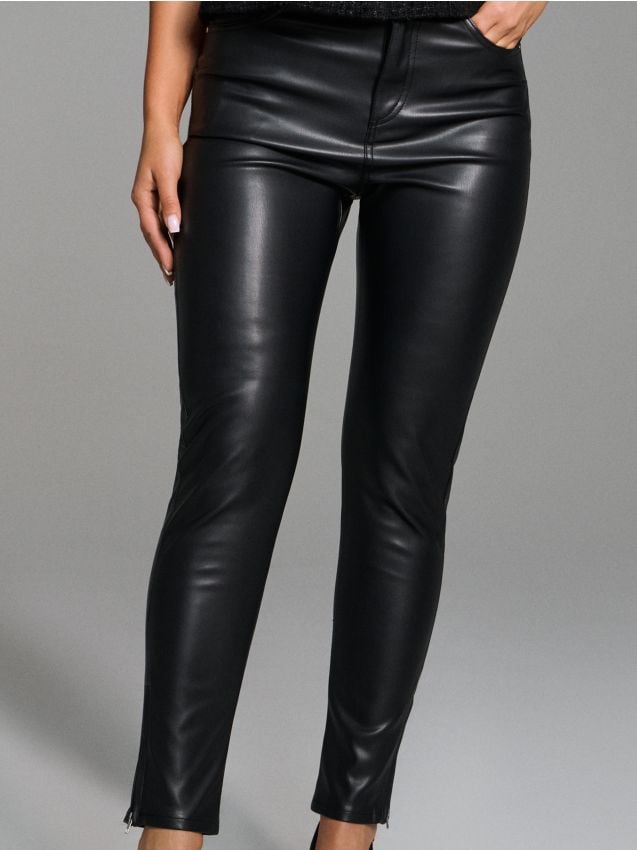 Sinsay - Spodnie z imitacji skóry - czarny