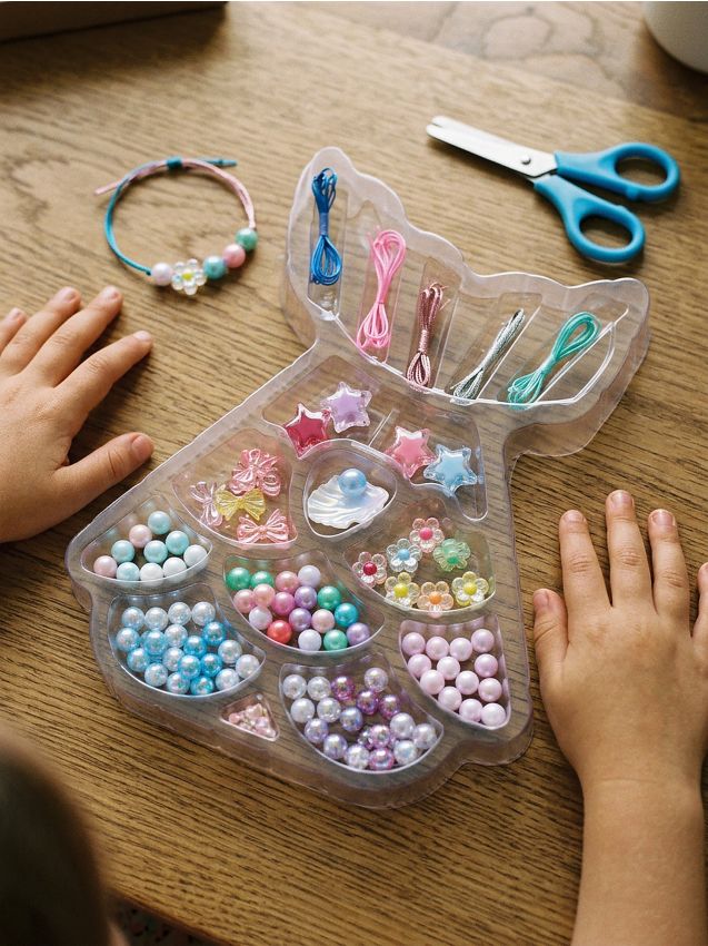 Sinsay - Mărgele perlate pentru crearea bijuteriilor într-o cutie decorativă - multicolor