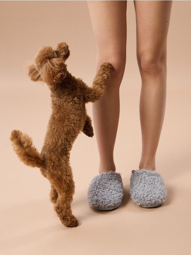 Sinsay - Papuče z imitáciou ovčej vlny - svetlošedá