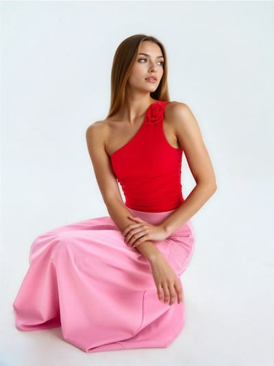 Top na jedno ramię z marszczeniami i różą 3D