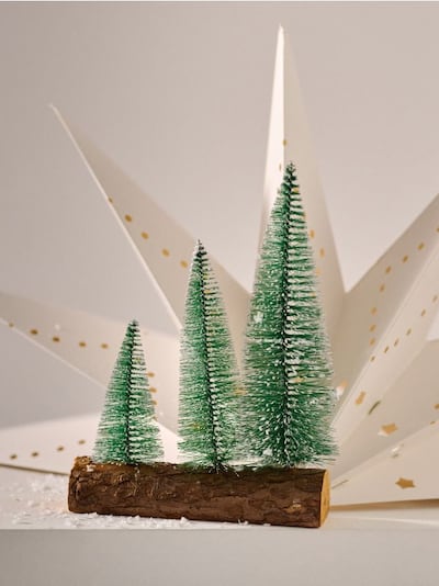 Stāvoša dekorācija Ziemassvētku eglītes formā