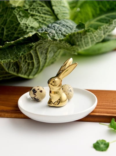 Декоративна табла със златна фигурка на зайче