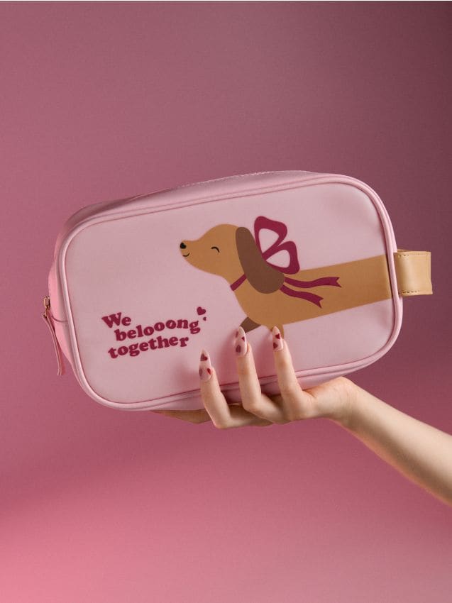 Sinsay - Borsetă cosmetică cu motiv de teckel - roz-pastel