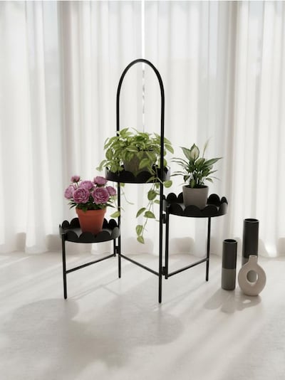 Nastavitelný tříúrovňový železný stojan na květiny s ozdobným okrajem